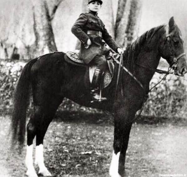 عکس محمد رضا شاه با اسب