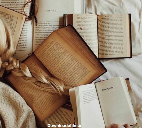 عکس دختر در حال کتاب خواندن برای پروفایل
