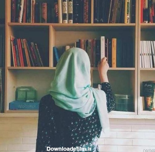عکس دختر در حال کتاب خواندن برای پروفایل