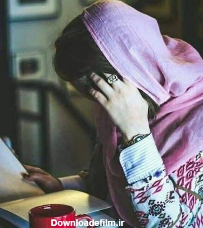 عکس دختر در حال کتاب خواندن برای پروفایل