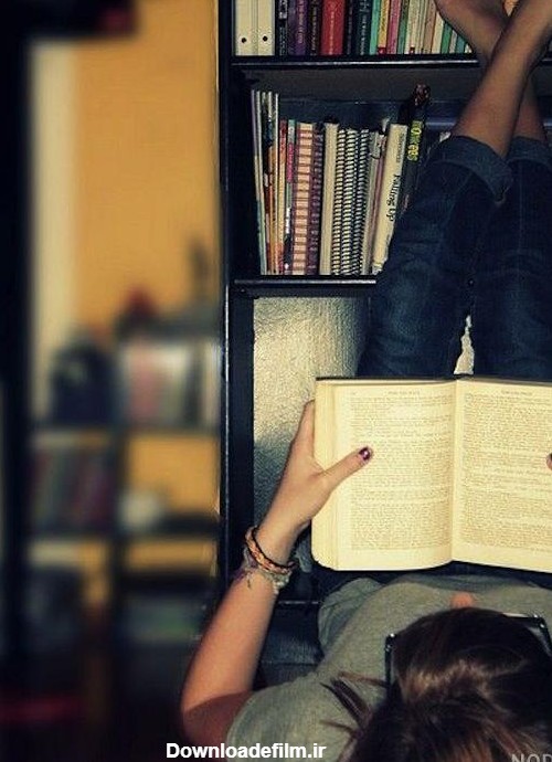 عکس دختر در حال کتاب خواندن برای پروفایل