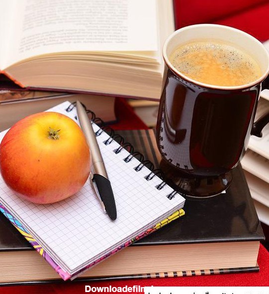 عکس دختر در حال کتاب خواندن برای پروفایل