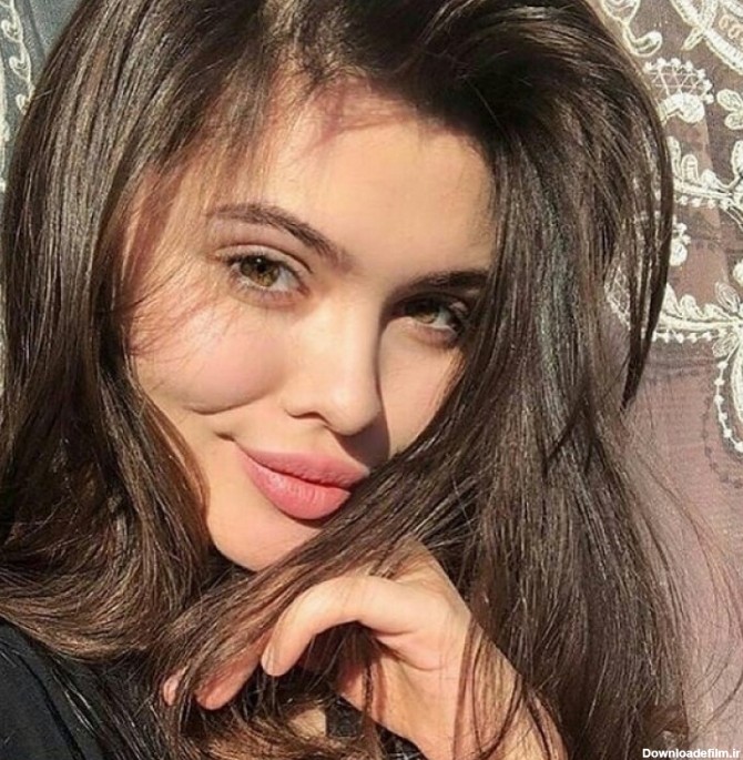 عکس دختر طبیعی با ماسک برای پروفایل