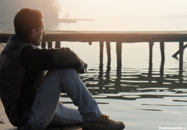 عکس پسر رو به دریا