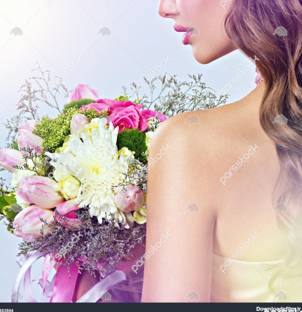عکس دختری که گل به دست دارد