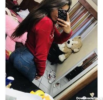 عکس دختر در باشگاه با گوشی