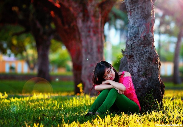 عکس دختر تنها زیر درخت