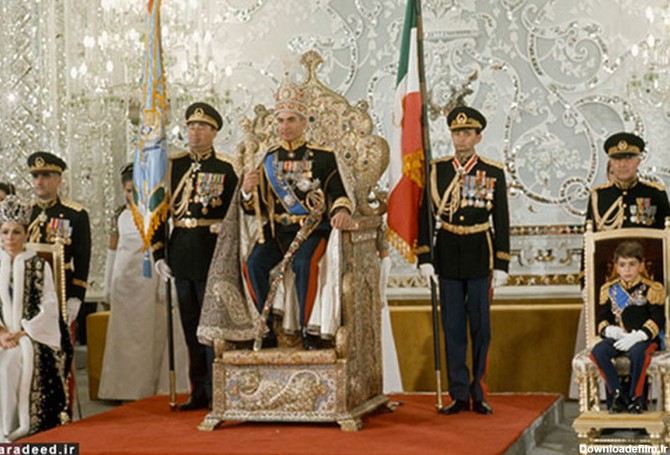 عکس محمد رضا شاه با تاج
