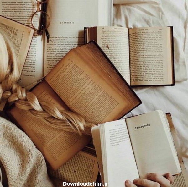 عکس دختر در حال کتاب خواندن برای پروفایل