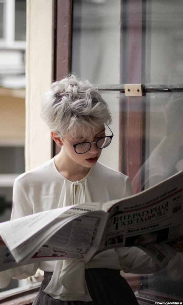 عکس دختر در حال کتاب خواندن برای پروفایل