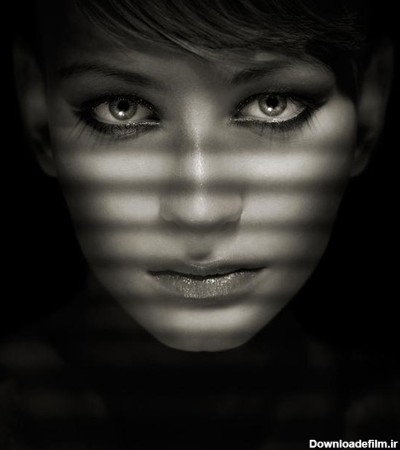 ژست برای عکس سیاه سفید